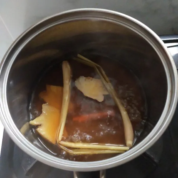 Masak sampai air mendidih dan air mulai menyusut, lalu matikan api.