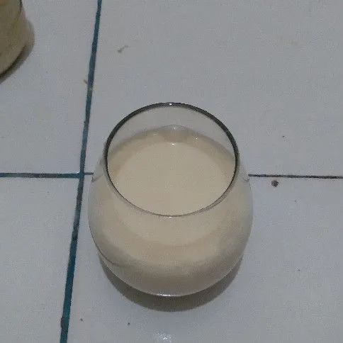 Siapkan susu cair dalam gelas.