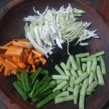 Cuci bersih sayuran, kemudian potong-potong sesuai selera.