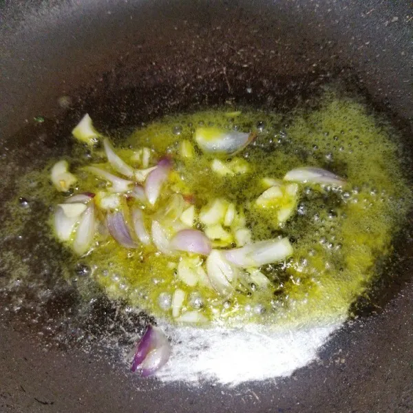 Lelehkan margarin, lalu tumis bawang merah dan bawang putih hingga harum.