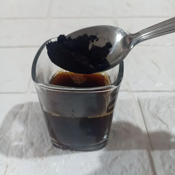 Lalu campur dengan coklat hitam, aduk rata.