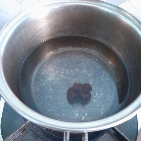 Didihkan air, masukkan asam jawa.