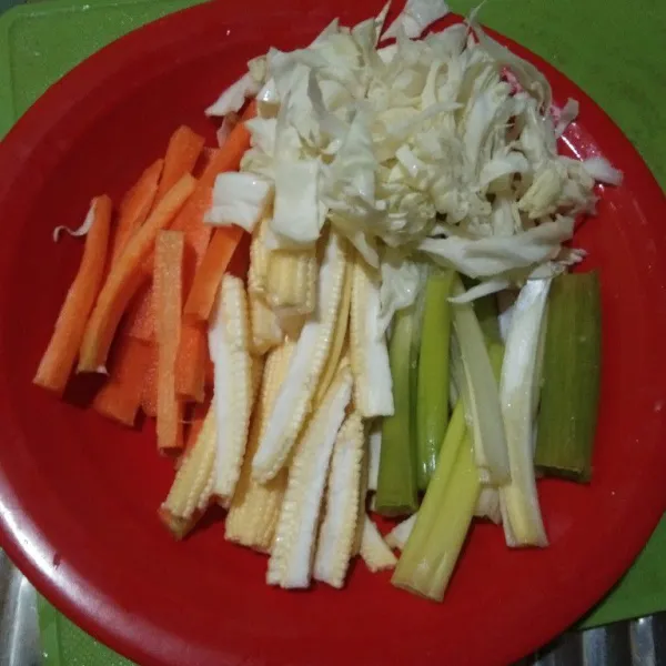Potong sayuran memanjang dengan rapi.