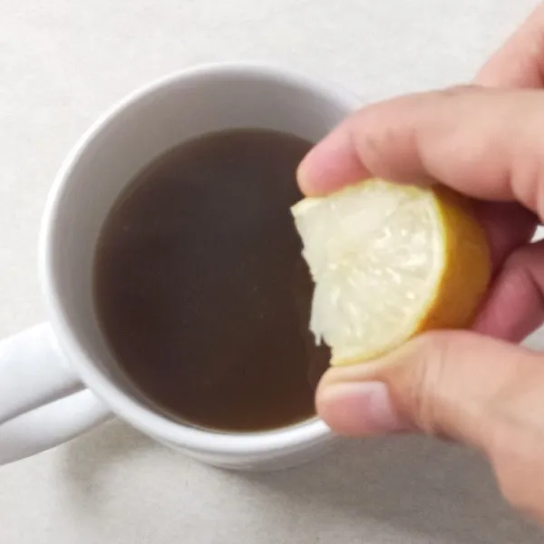 Beri perasan lemon dan tambahkan 1 irisan lemon (buang bijinya supaya tidak pahit), kemudian sajikan.