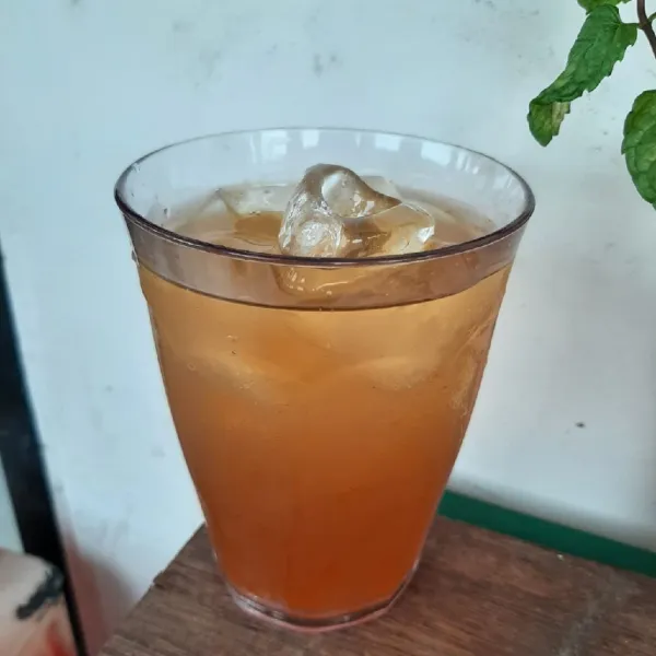 Tambahkan es batu. 
Siap dinikmati.