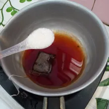 Masukan gula pasir, aduk hingga larut.