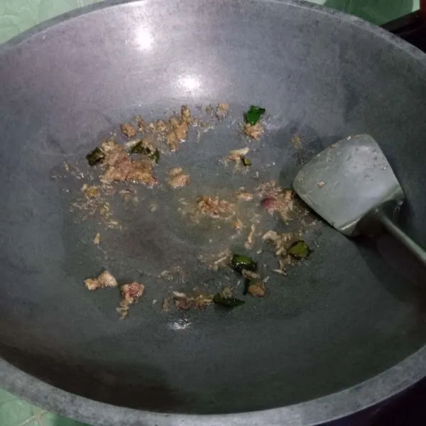 Panaskan minyak, kemudian tumis bumbu halus dan daun jeruk sampai wangi.
