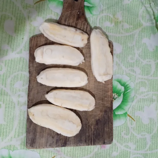 Kupas pisang lalu geprek.