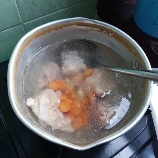 Masukkan wortel, bumbui lada, garam, gula pasir. 
Masak hingga matang.