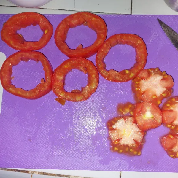 Keluarkan bagian dalamnya. Kalau mau lebih hemat, isi tomatnya boleh dihancurkan untuk dijadikan saus. Tapi dibuangpun tidak apa-apa. Saya dibuang.