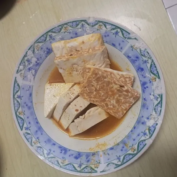 Marinasi tahu dan tempe, kemudian biarkan selama 5 menit.