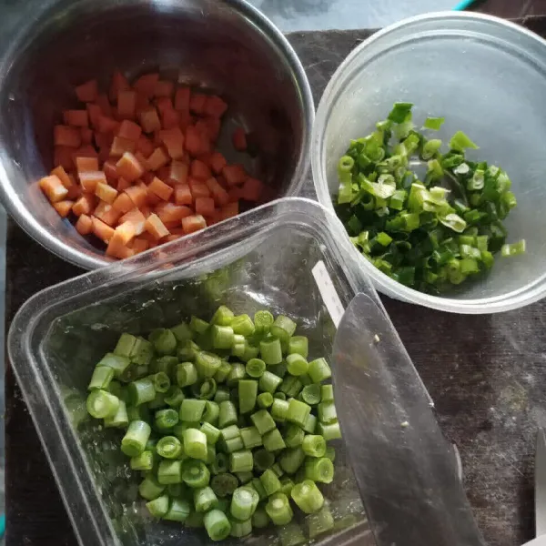 Potong-potong sayuran dan pipil jagung.