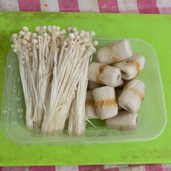 Cuci bersih jamur enoki.