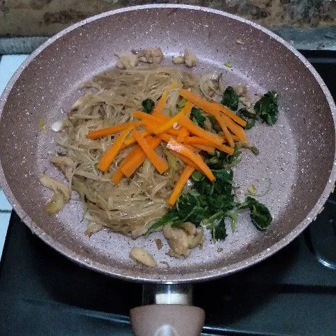 Masukkan bihun, wortel dan bayam. Masak hingga matang kemudian angkat.