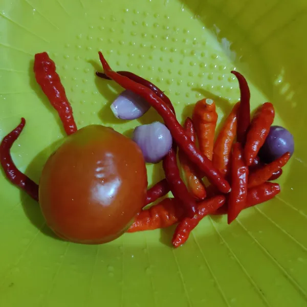 Cuci bersih bawang merah, cabai, dan tomat.