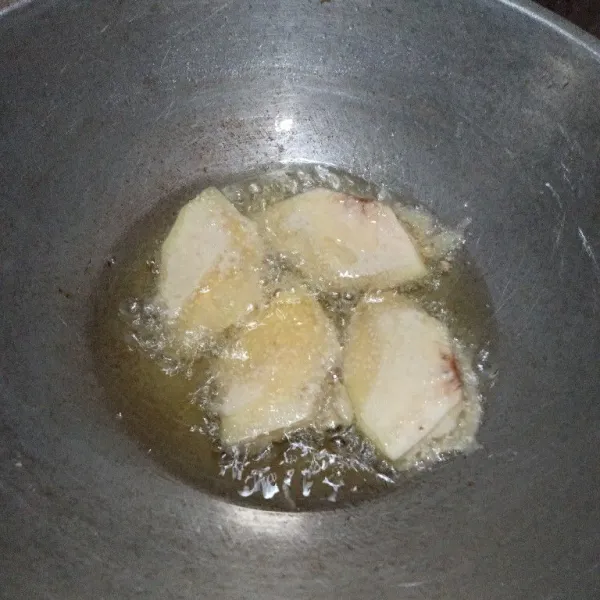 Goreng dalam minyak panas hingga matang.