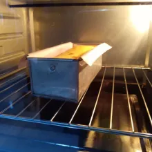 Tuang di loyang yang telah diberi alas kertas roti dan dioles margarin. 
Panggang dengan suhu 175°C selama 45 menit. 
Sesuaikan dengan oven masing-masing dan pastikan oven telah dipanaskan sebelumnya.