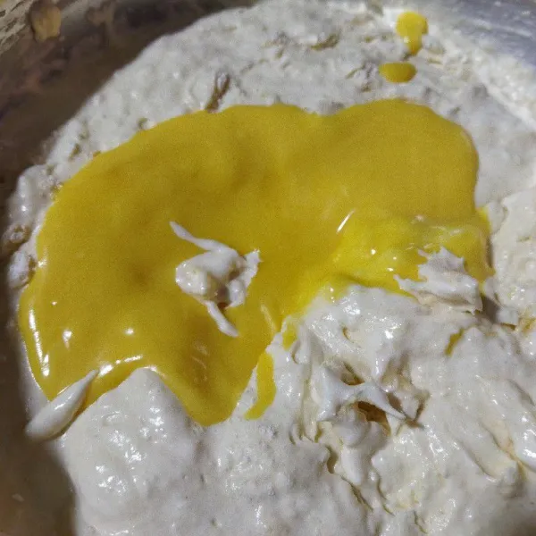Masukan margarin. Aduk homogen sampai semua bahan tercampur.
