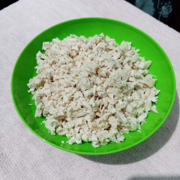 Cincang ayam yang telah direbus.