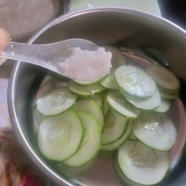 Masukkan garam dan aduk aduk.