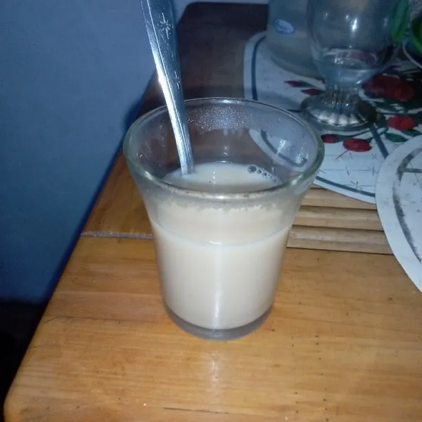 Saring teh lalu masukkan gula pasir dan susu kental manis ke dalam gelas.