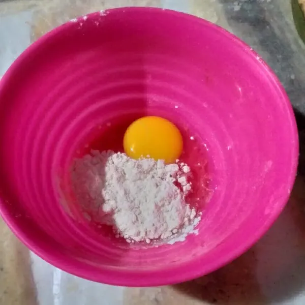 Campur semua tepung dan air, lalu aduk sampai tidak ada tepung yang menggerindil.
