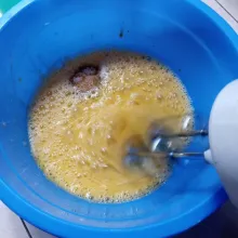Mixer telur dan gula pasir sampai kental berjejak dan mengembang.
