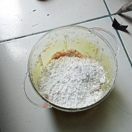 Tambahkan tepung tapioka dan aduk rata lagi.
