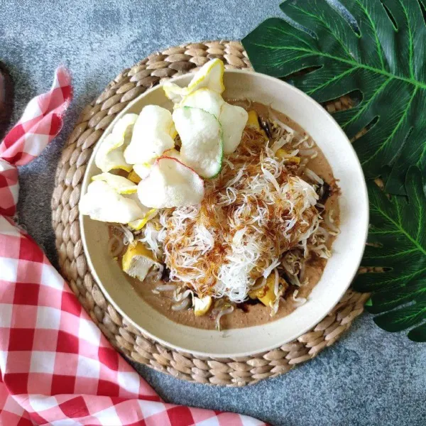 Beri kecap manis di atasnya, lalu sajikan dengan kerupuk bawang dan taburi dengan bawang goreng.