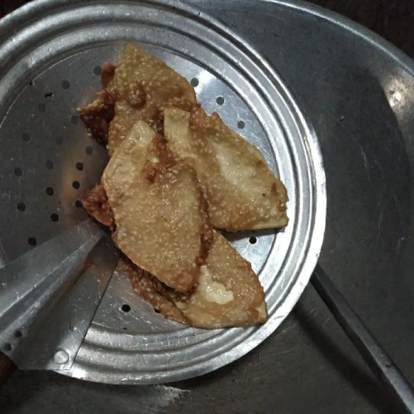 Angkat dan tiriskan.