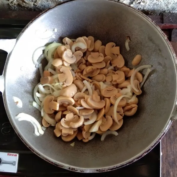 Masukkan jamur kancing dan tumis hingga matang.