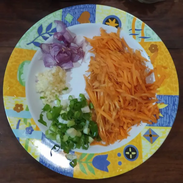 Siapkan wortel serut, irisan daun bawang prei dan bawang merah serta bawang putih cincang.