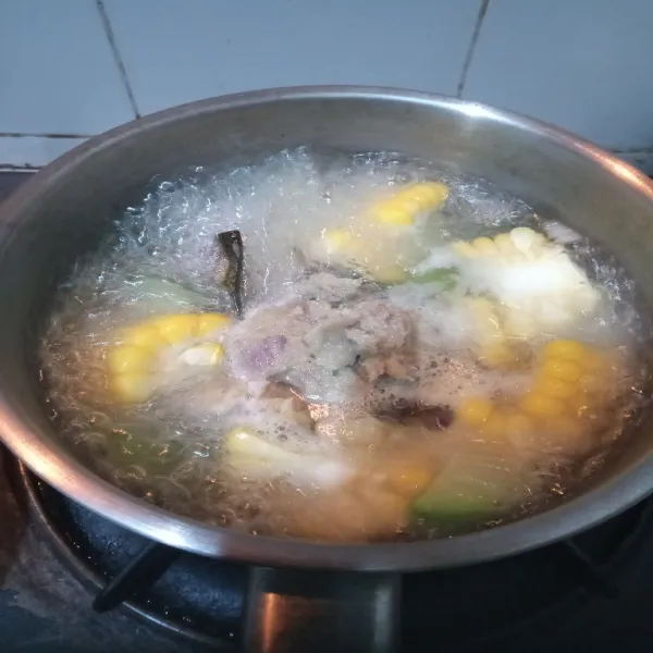 Kemudian masukan bumbu halus, daun salam dan lengkuas.