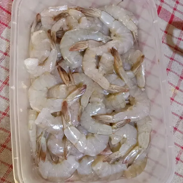 Cuci bersih udang lalu buang kepalanya dan bersihkan kotorannya, jangan kupas kulitnya.