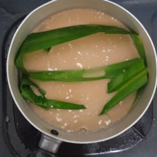 Buat kuah : Campur gula merah, gula pasir, dan air, masak hingga gula larut lalu saring untuk buang kotorannya. Masukkan santan, pandan, garam masak sambil diaduk hingga mendidih.  Masukkan larutan maizena aduk rata.