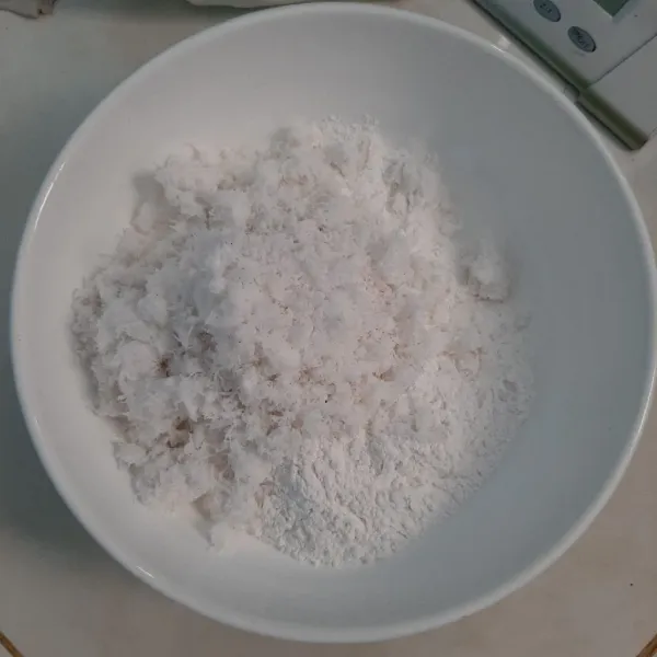 Campurkan tepung ketan, tepung beras, garam dan kelapa parut