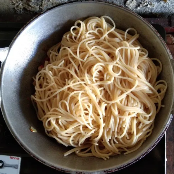 Masukkan mie dan aduk hingga tercampur rata.