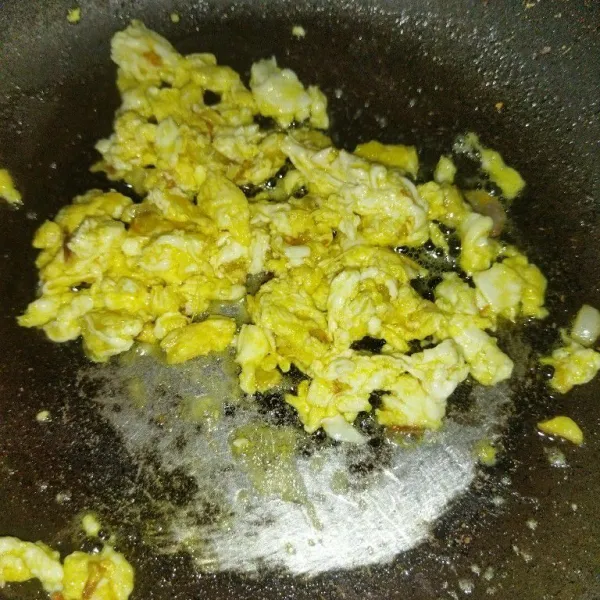 Lalu buat telur orak-arik dan aduk rata.