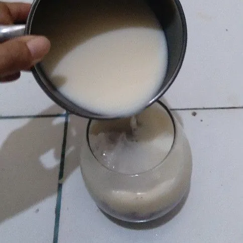Tuang susu cair dan siap disajikan.