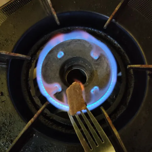 Bakar terasi hingga matang.