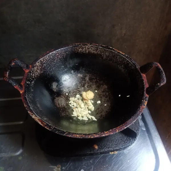 Tumis bawang putih dan jahe geprek sampe harum.