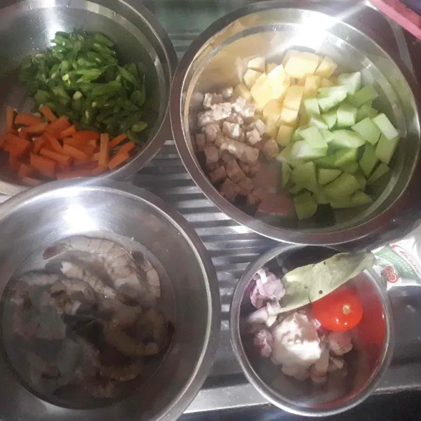 Siapkan semua bahan, potong sayuran memanjang, rendam udang dengan larutan cuka.