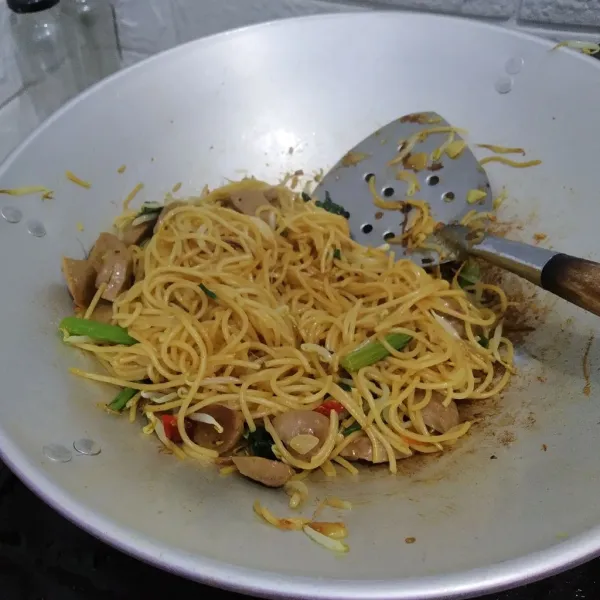 Terakhir masukan spaghetti dan semua bumbu, aduk hingga tercampur rata, angkat lalu sajikan.