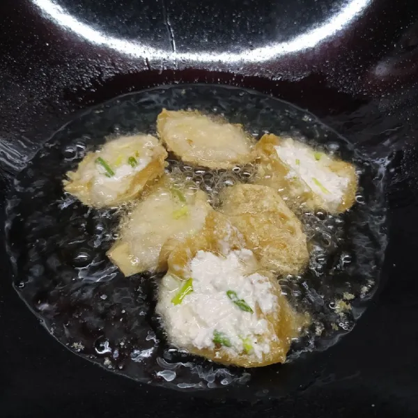 Panaskan minyak goreng, masukkan tahu walik secukupnya. 
Goreng sampai matang, angkat dan sisihkan. 
Sajikan tahu walik dengan saos sambal.