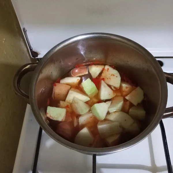 Masukkan apel dan jambu kristal pada panci, matikan kompor dan biarkan dingin.