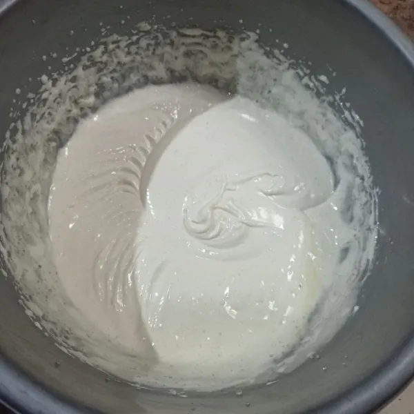 Mixer telur, sp, gula pasir dengan speed tinggi sampai kental berjejak