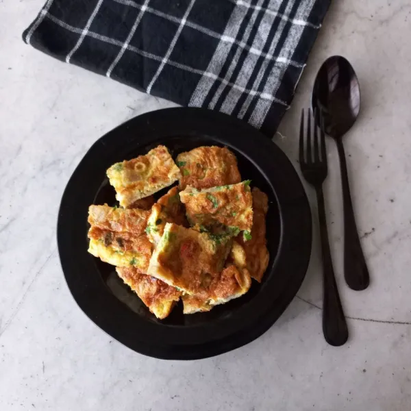 Potong-potong siomay telur, pindahkan pada piring saji.