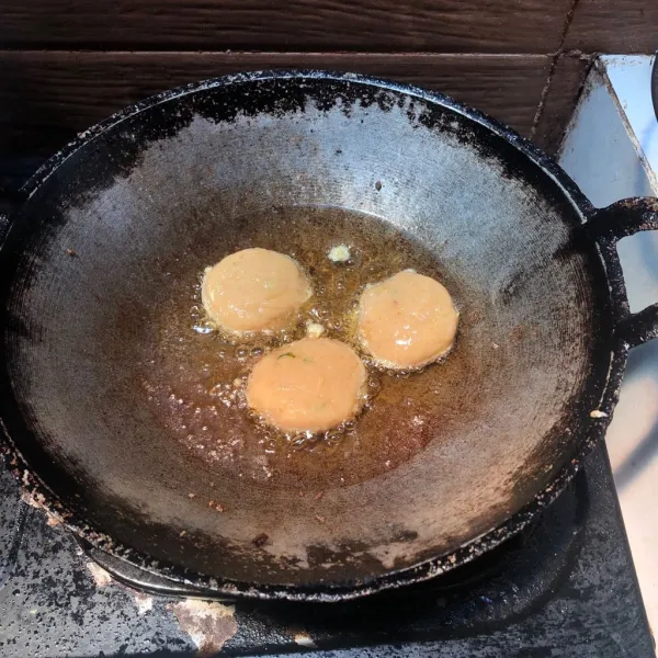 Bentuk adonan hingga bulat pipih tebal. Celupkan ke kocokan telur dan goreng hingga berwarna golden brown  dengan api sedang ke besar agar adonan tidak hancur. Tiriskan dan sajikan.