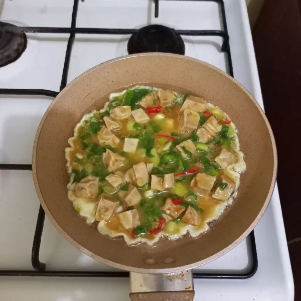 Panaskan minyak secukupnya, tuang telur siomay, masak hingga matang di kedua sisinya.