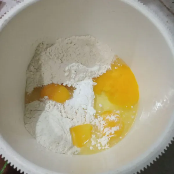 Masukkan telur, gula pasir, tepung terigu, tepung maizena, susu bubuk, SP dan vanili bubuk.